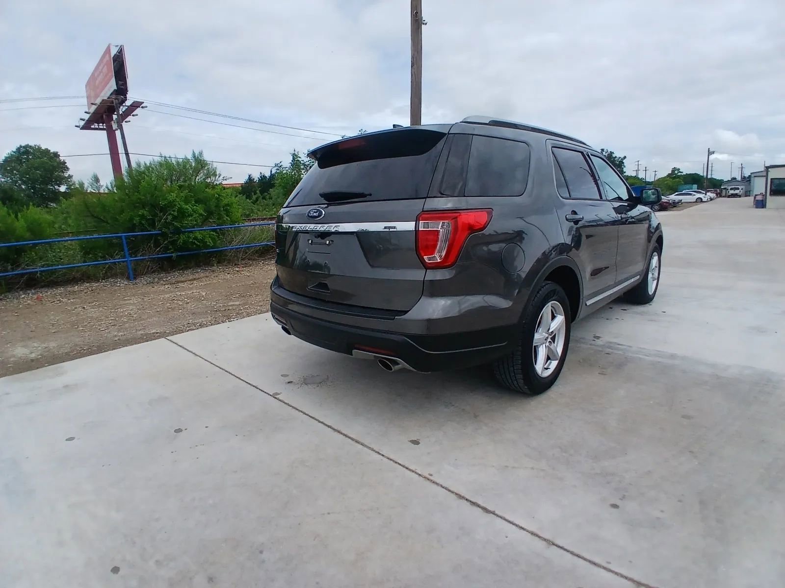 Used 2018 Ford Explorer XLT FWD image 5