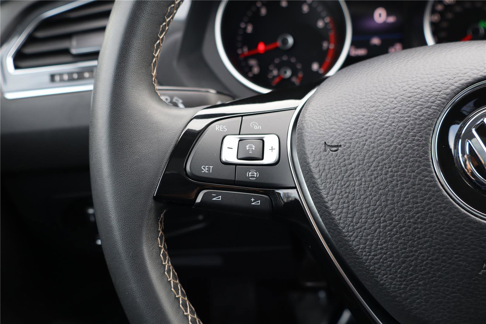 Certified 2021 Volkswagen Tiguan SE w/ Panoramic Sunroof Package image 17