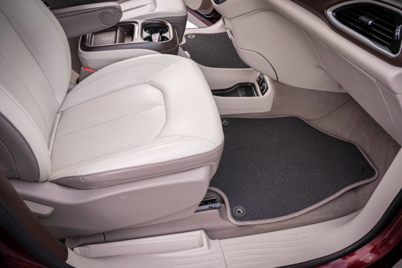 Used 2021 Chrysler Voyager Lxi image 30