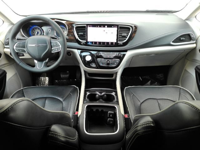 Used 2023 Chrysler Pacifica Limited FWD image 2