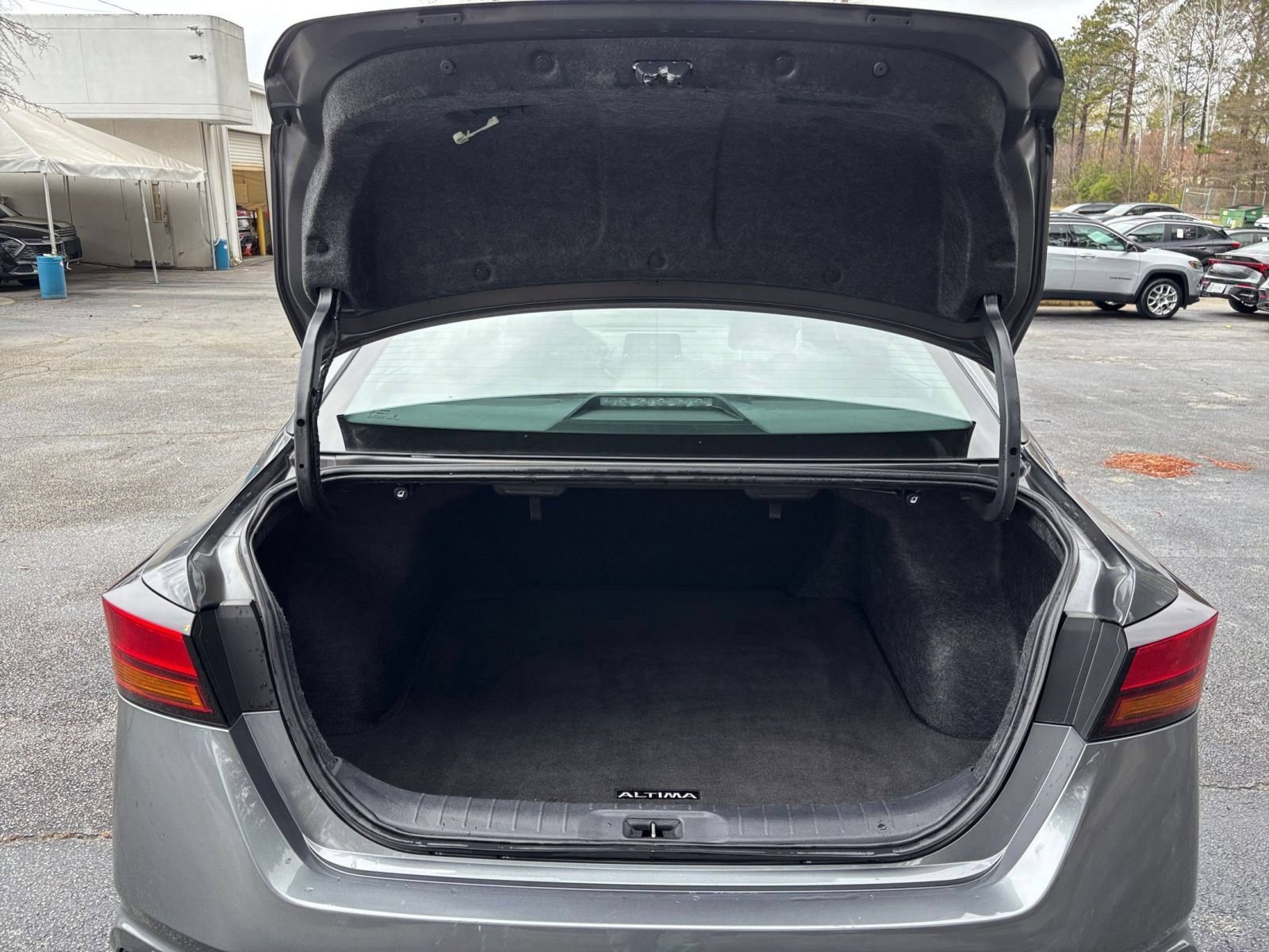Used 2025 Nissan Altima 2.5 SV FWD image 32