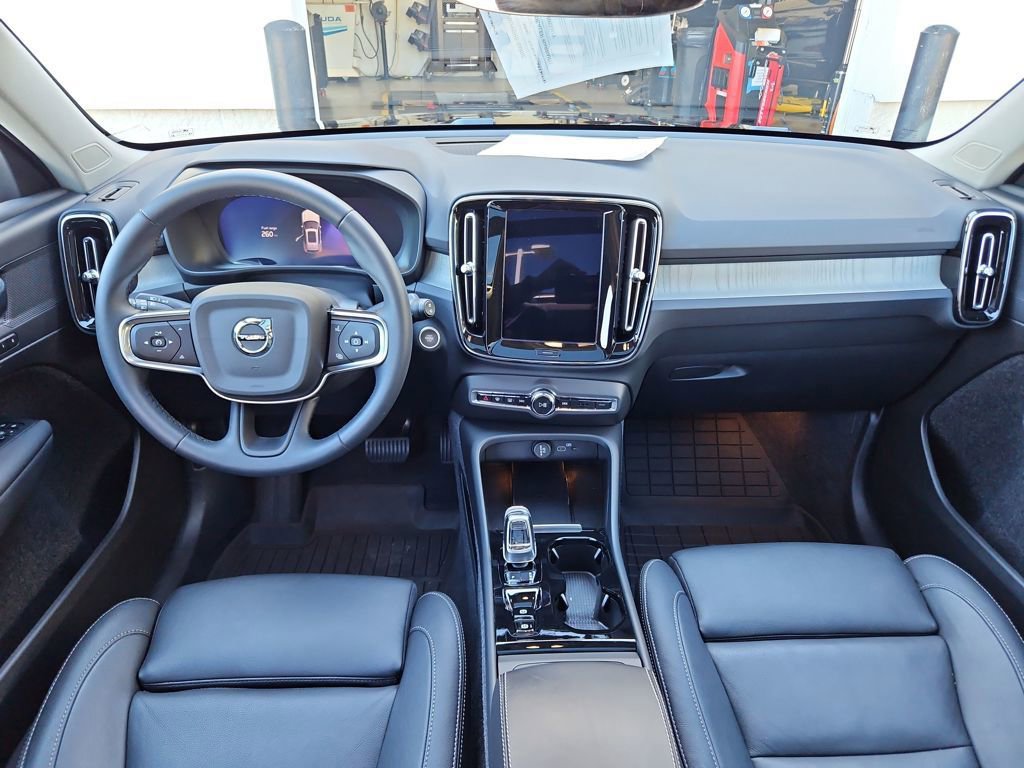 Used 2024 Volvo XC40 B5 Plus w/ Climate Package image 9