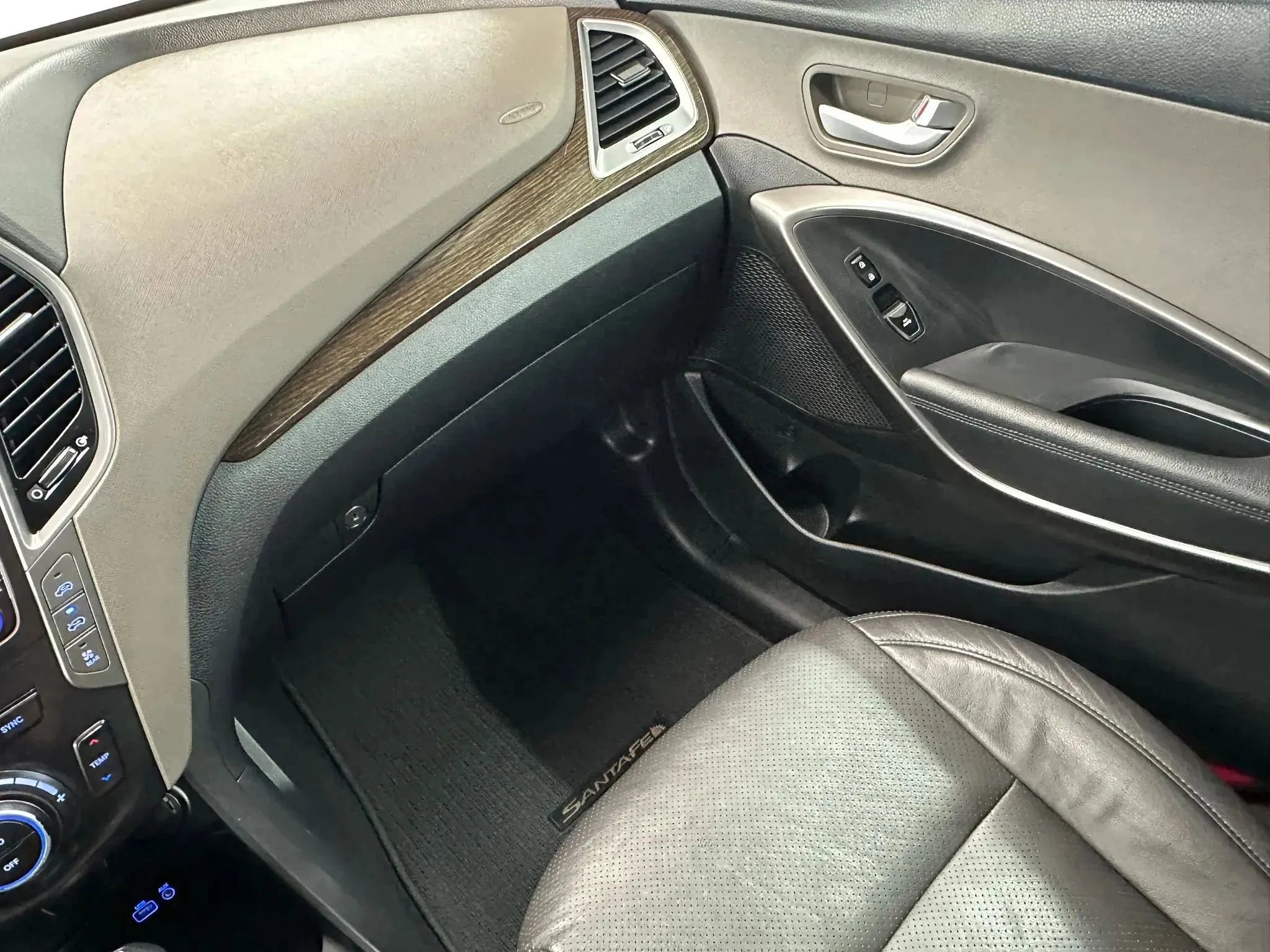 Used 2017 Hyundai Santa Fe SE AWD/4WD image 26