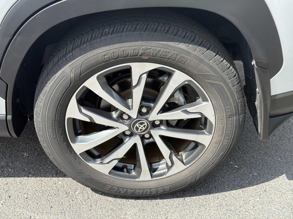 Used 2023 Toyota Corolla Cross XLE w/ Convenience Package FWD image 11