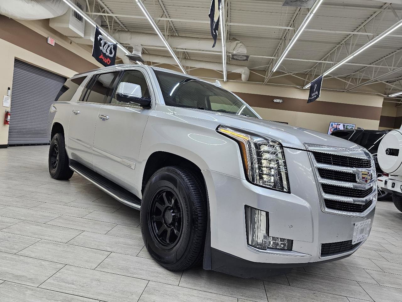Used 2015 Cadillac Escalade ESV Luxury AWD/4WD image 4