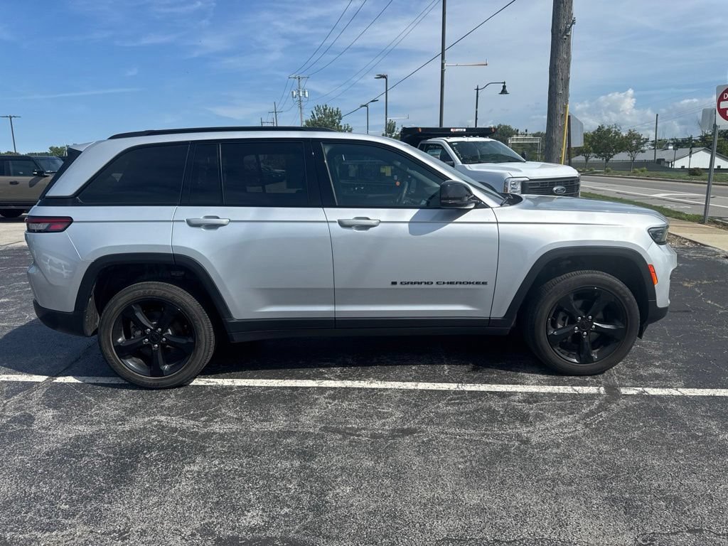 Used 2024 Jeep Grand Cherokee Altitude AWD/4WD image 10