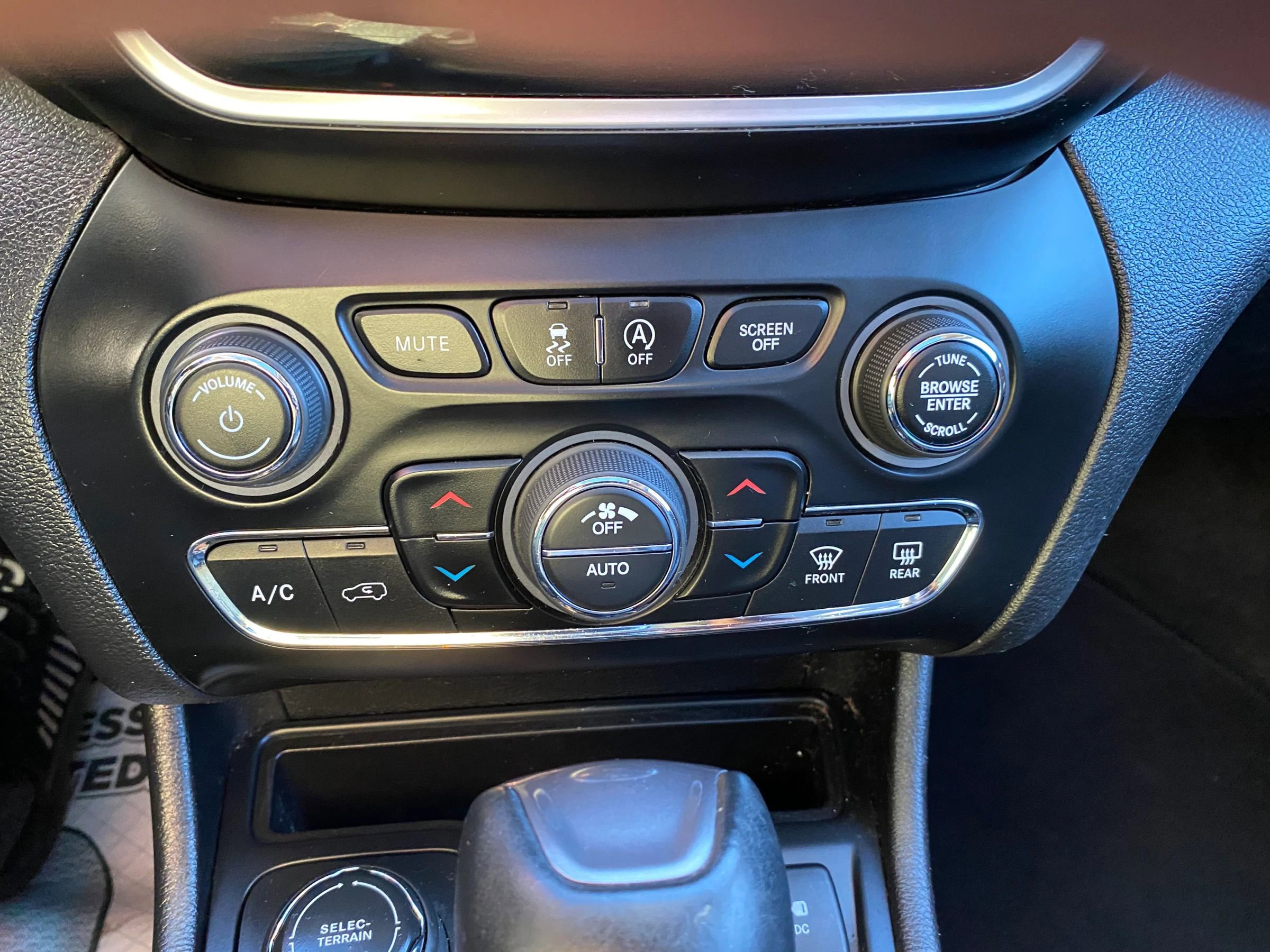 Used 2019 Jeep Cherokee Limited image 22
