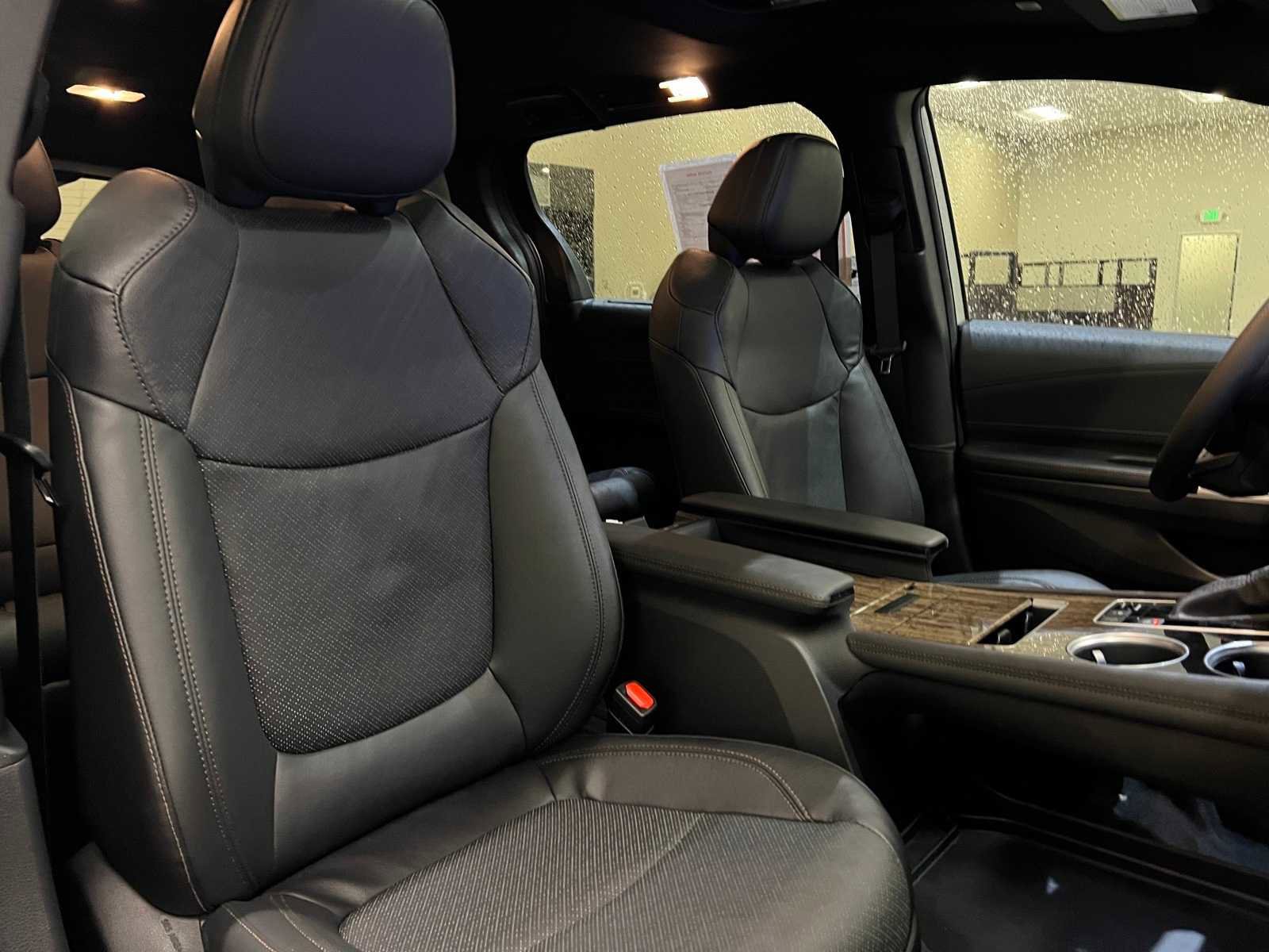 Used 2025 Toyota Sienna Limited image 14