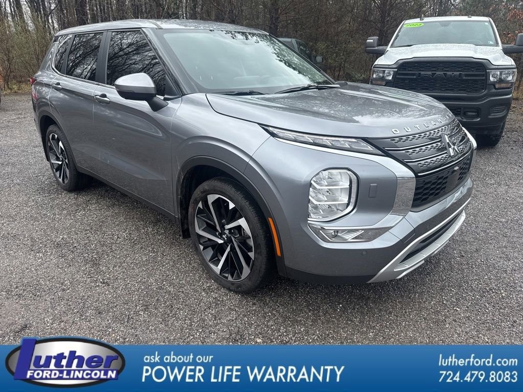 Used 2024 Mitsubishi Outlander SE image 1