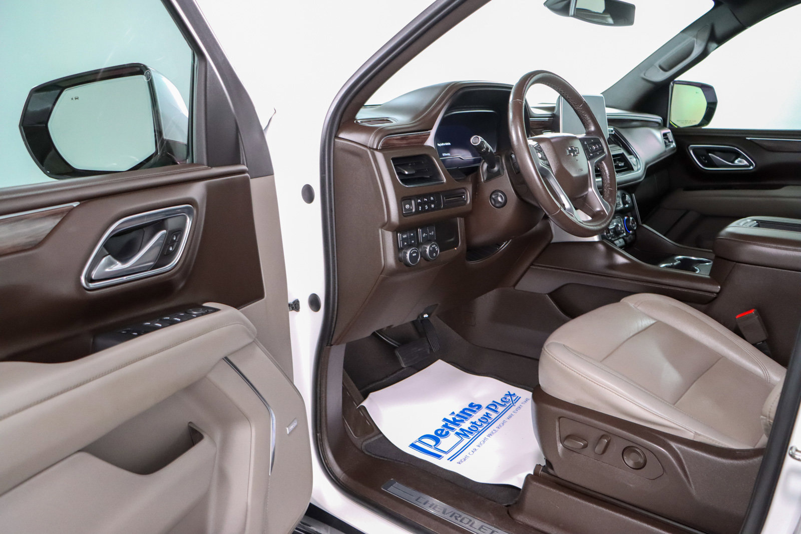 Used 2023 Chevrolet Tahoe Z71 w/ Luxury Package image 3