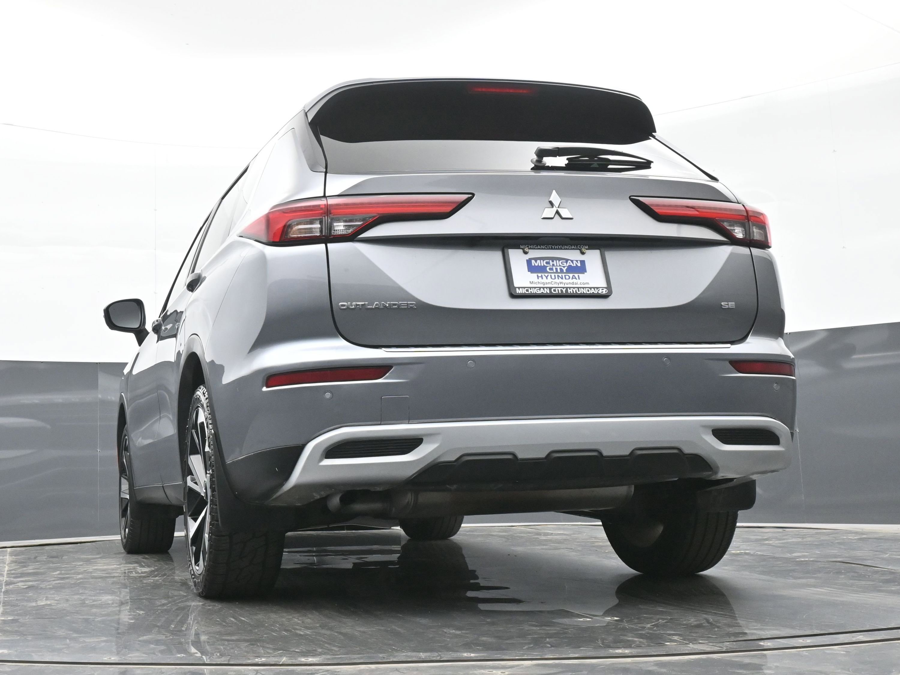 Used 2023 Mitsubishi Outlander SE image 40