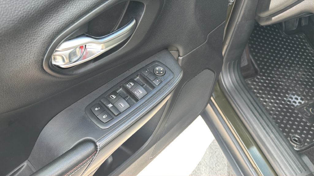 Used 2017 Jeep Cherokee 75th Anniversary FWD image 10