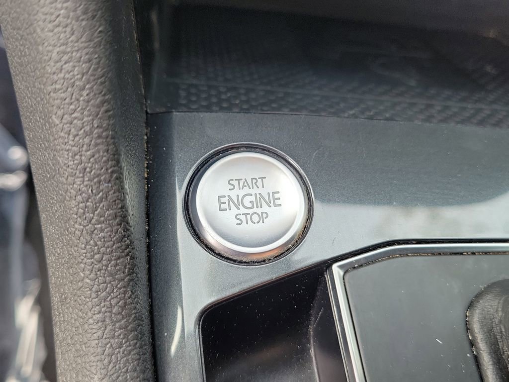 Used 2020 Volkswagen Tiguan SE image 28