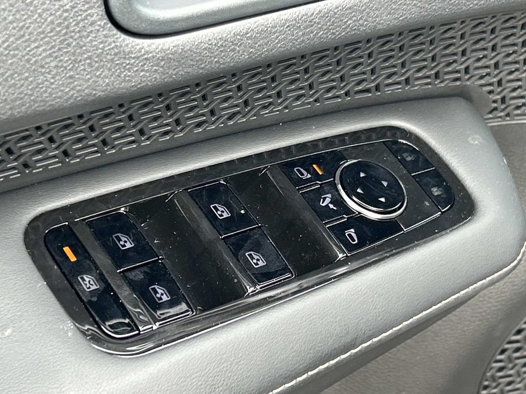 New 2025 Nissan Ariya AWD image 18