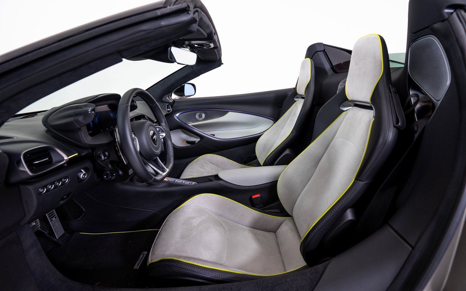 Used 2025 McLaren Artura Spider image 20