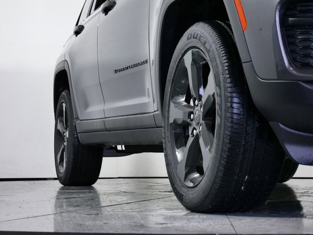 Certified 2024 Jeep Grand Cherokee Altitude image 8