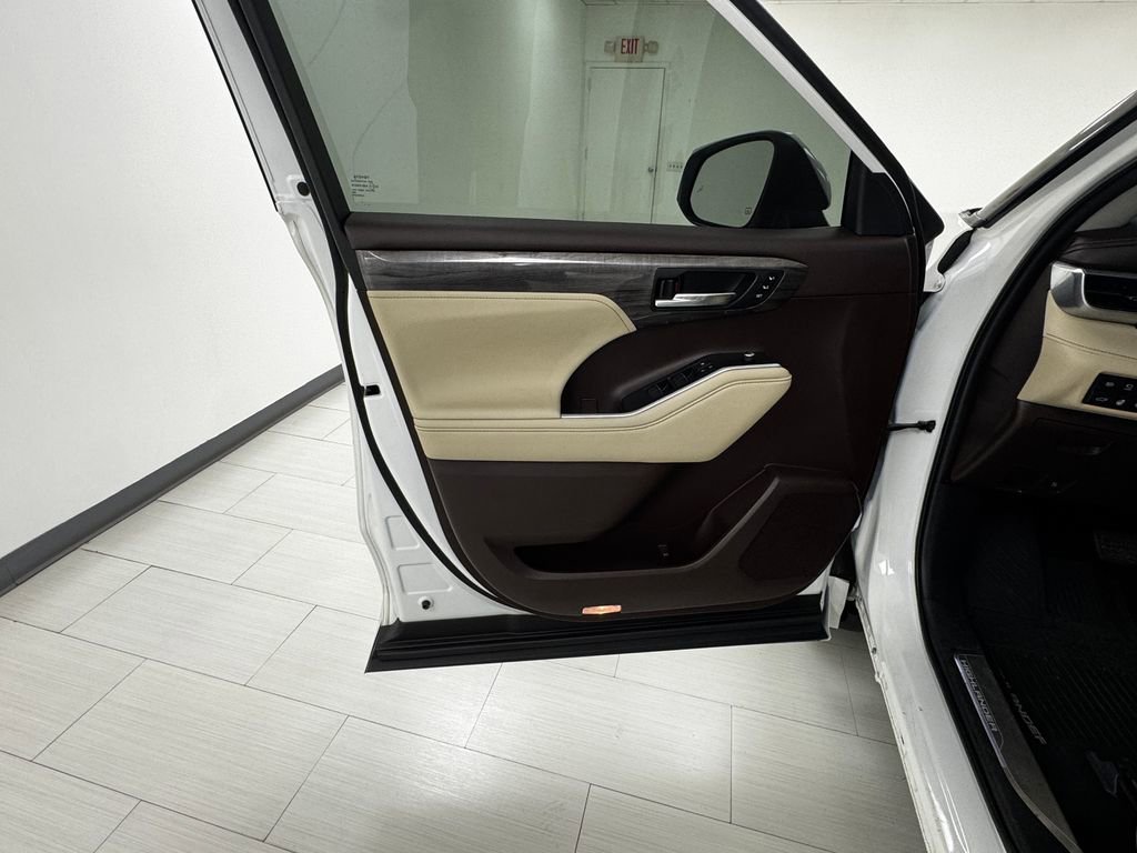 Used 2020 Toyota Highlander Platinum image 9