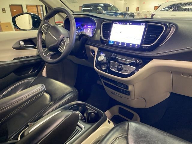 Used 2022 Chrysler Pacifica Touring-L image 6