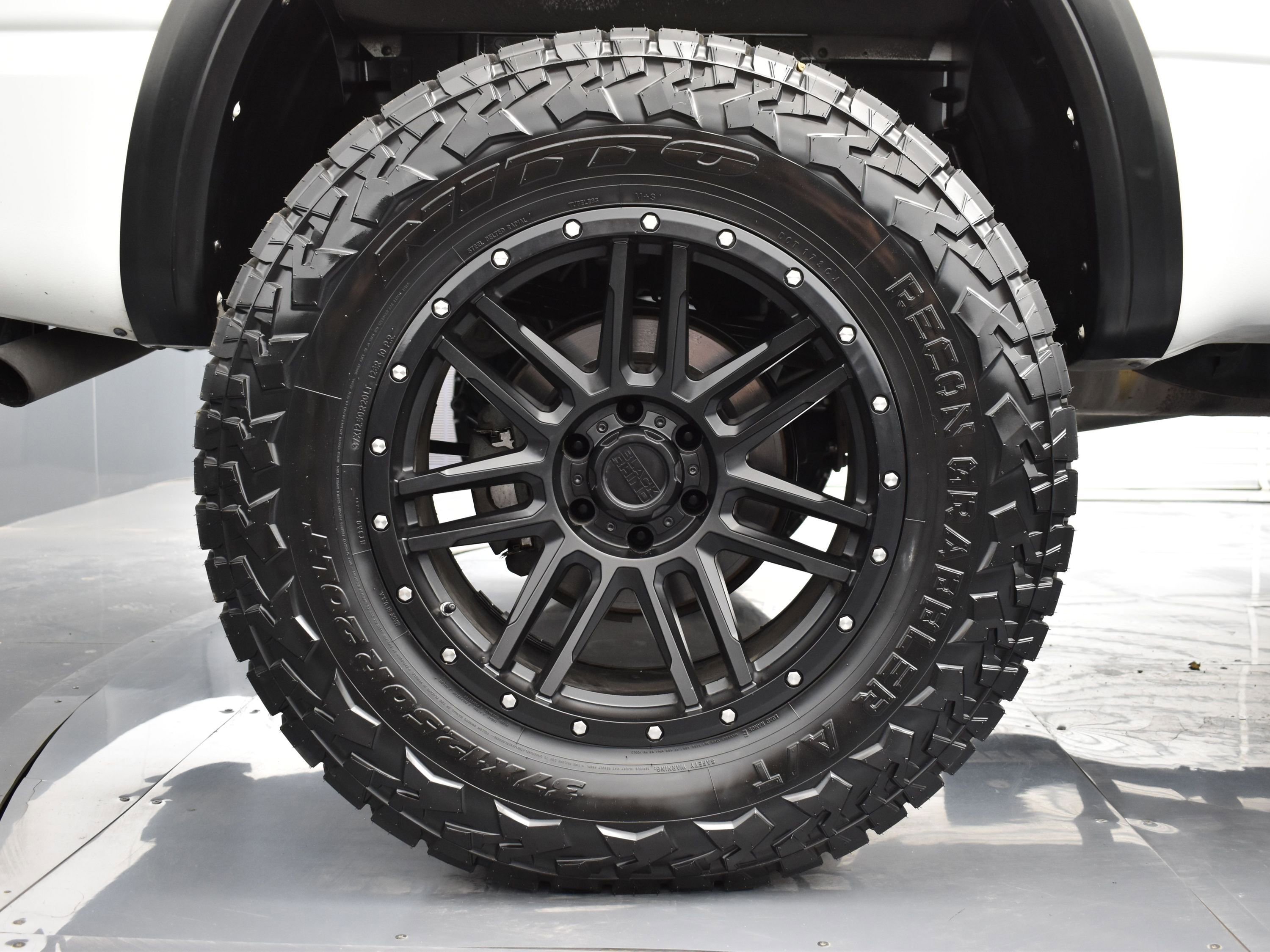 Used 2023 Nissan Titan PRO-4X w/ Pro-4x Convenience Package image 17