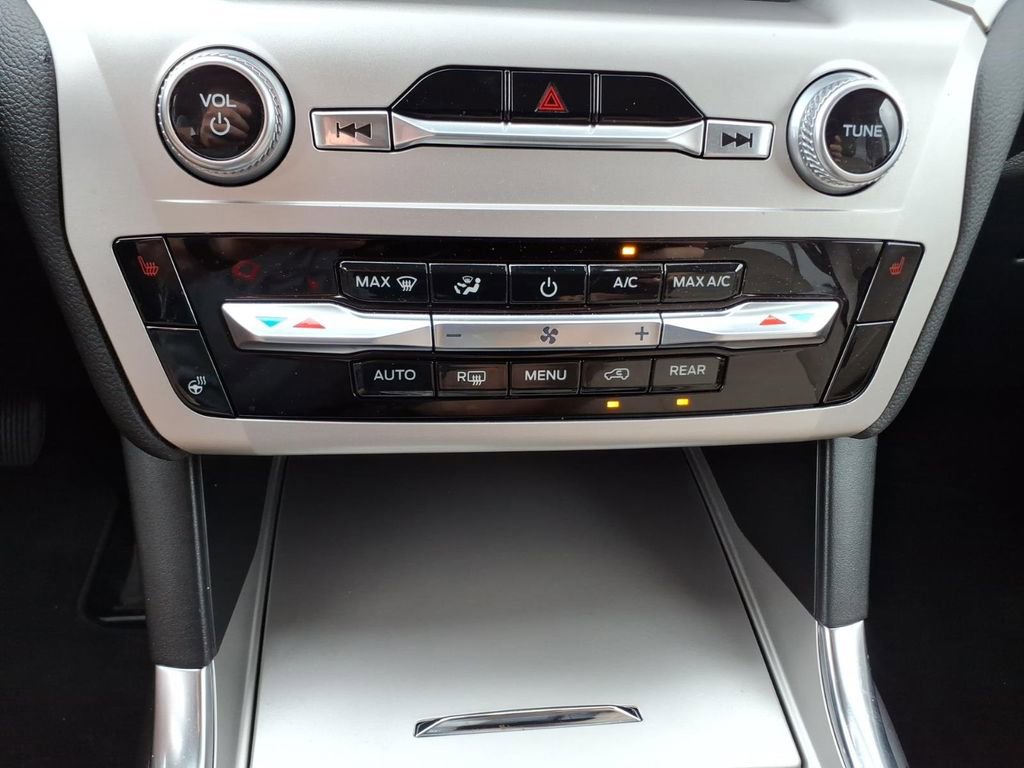 Used 2022 Ford Explorer XLT w/ Equipment Group 202A image 24