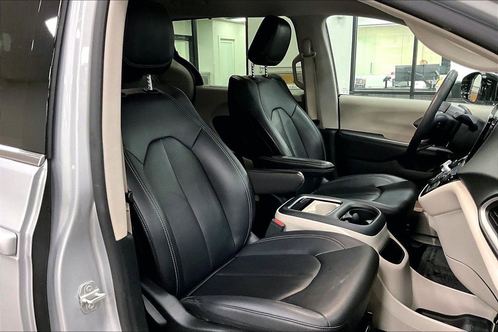 Used 2024 Chrysler Pacifica Touring-L image 29