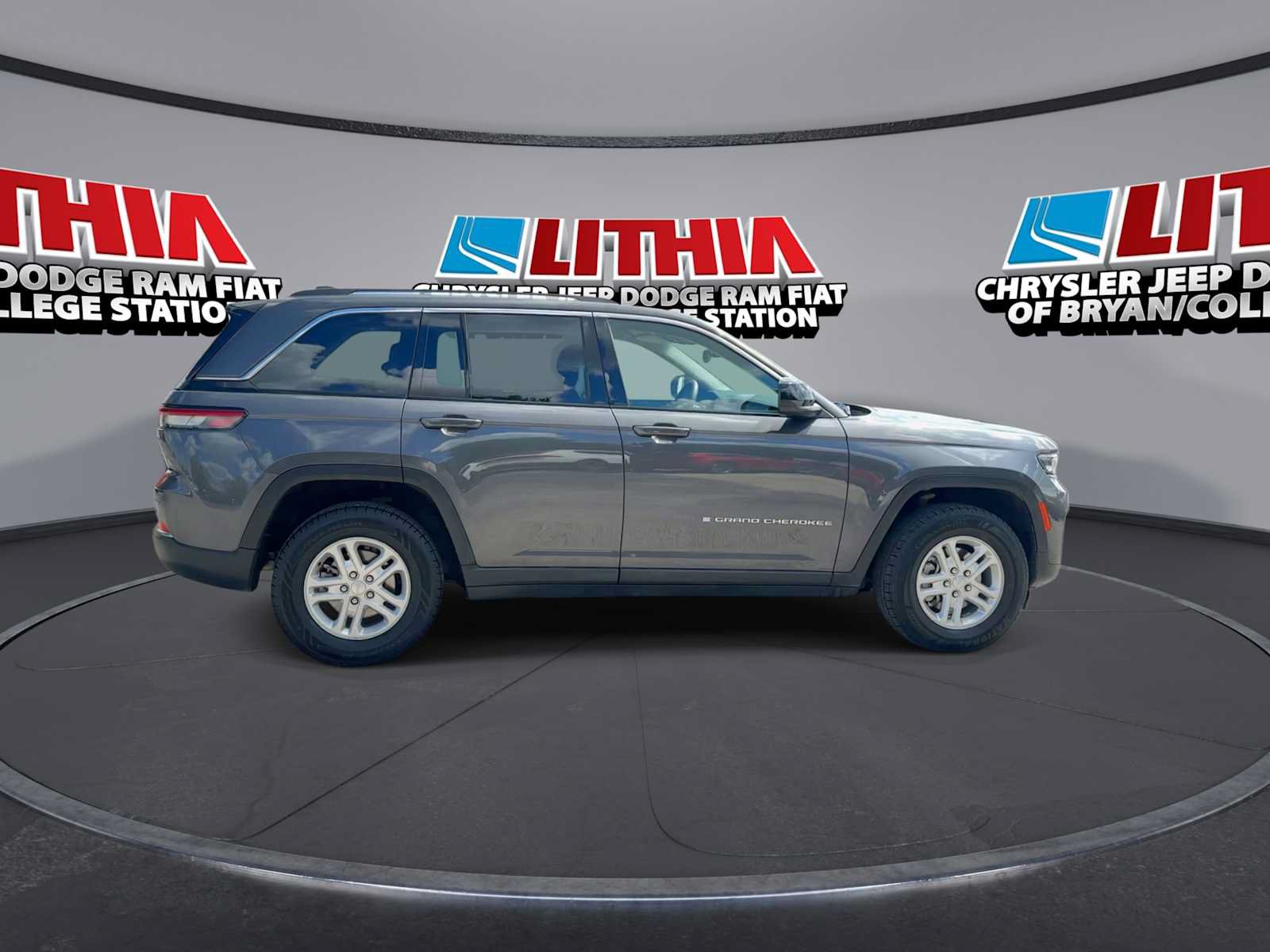 Used 2024 Jeep Grand Cherokee Laredo AWD/4WD image 8