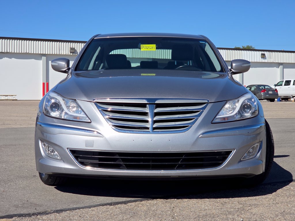 Used 2013 Hyundai Genesis 3.8 RWD image 3