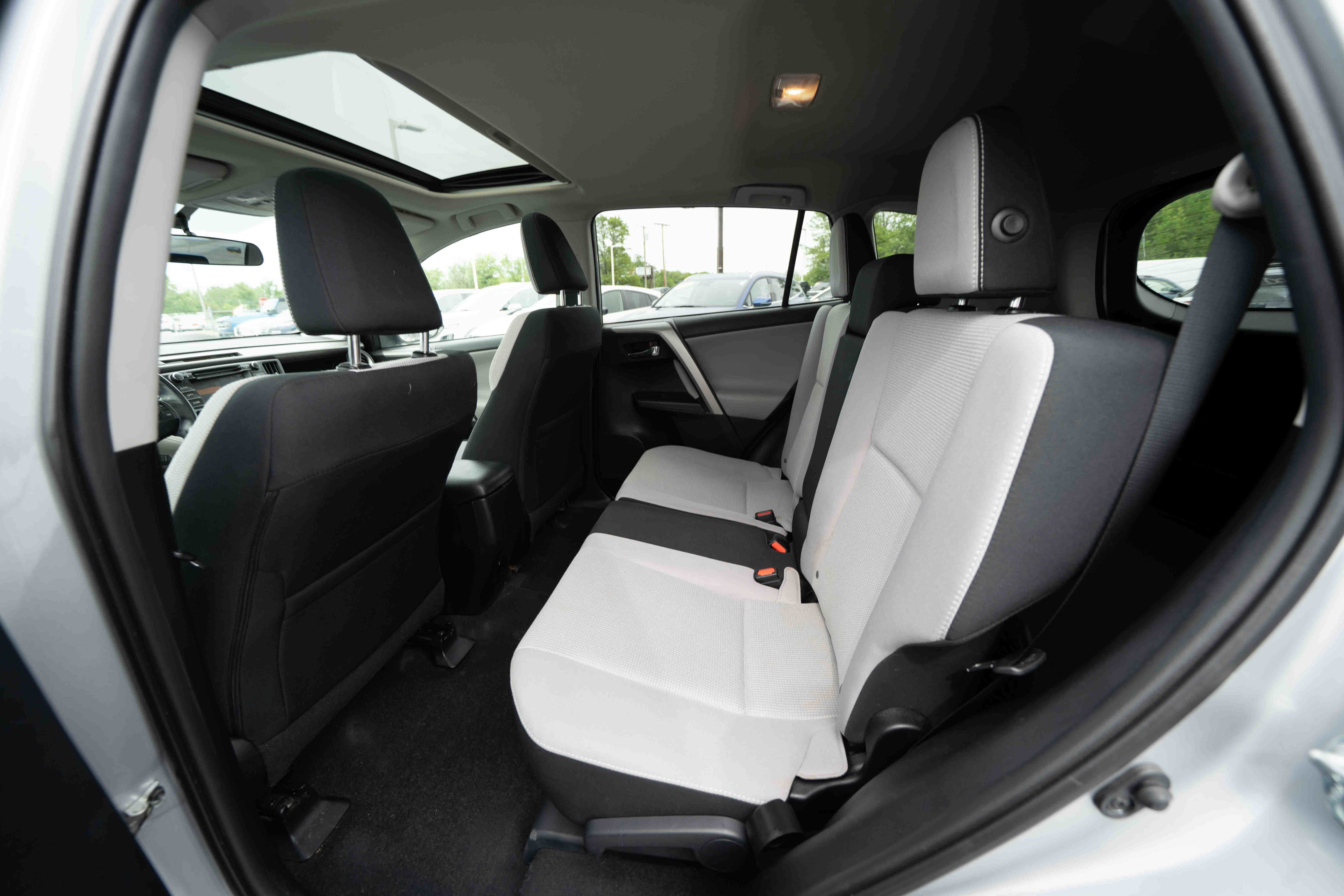 Used 2016 Toyota RAV4 XLE AWD/4WD image 23