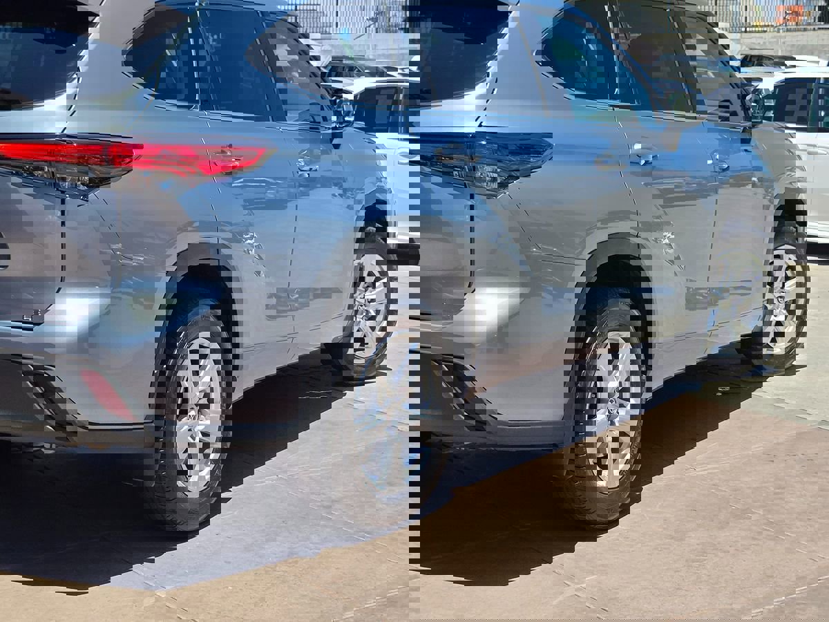 Used 2021 Toyota Highlander LE image 13