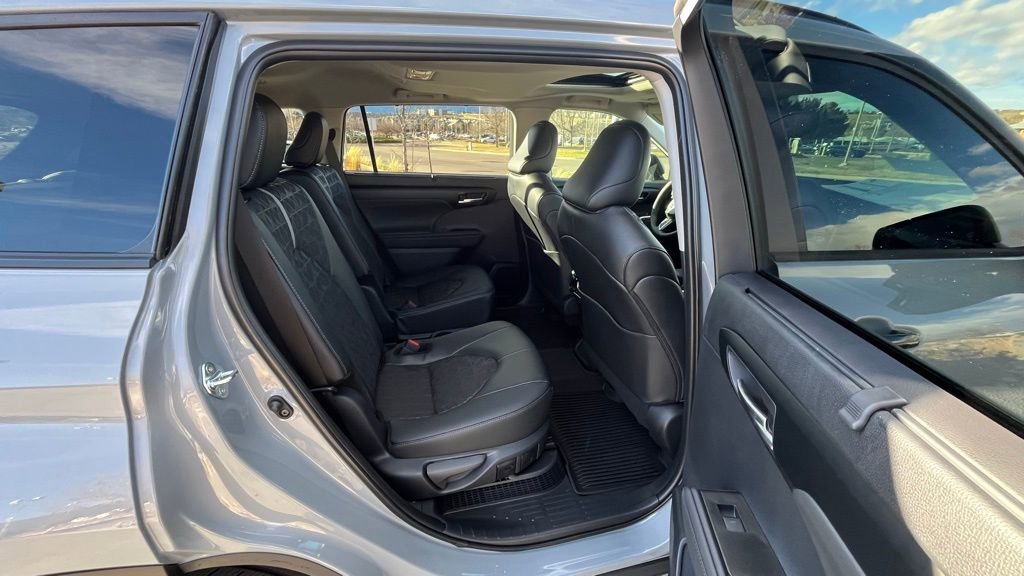 Used 2025 Toyota Highlander XLE image 25