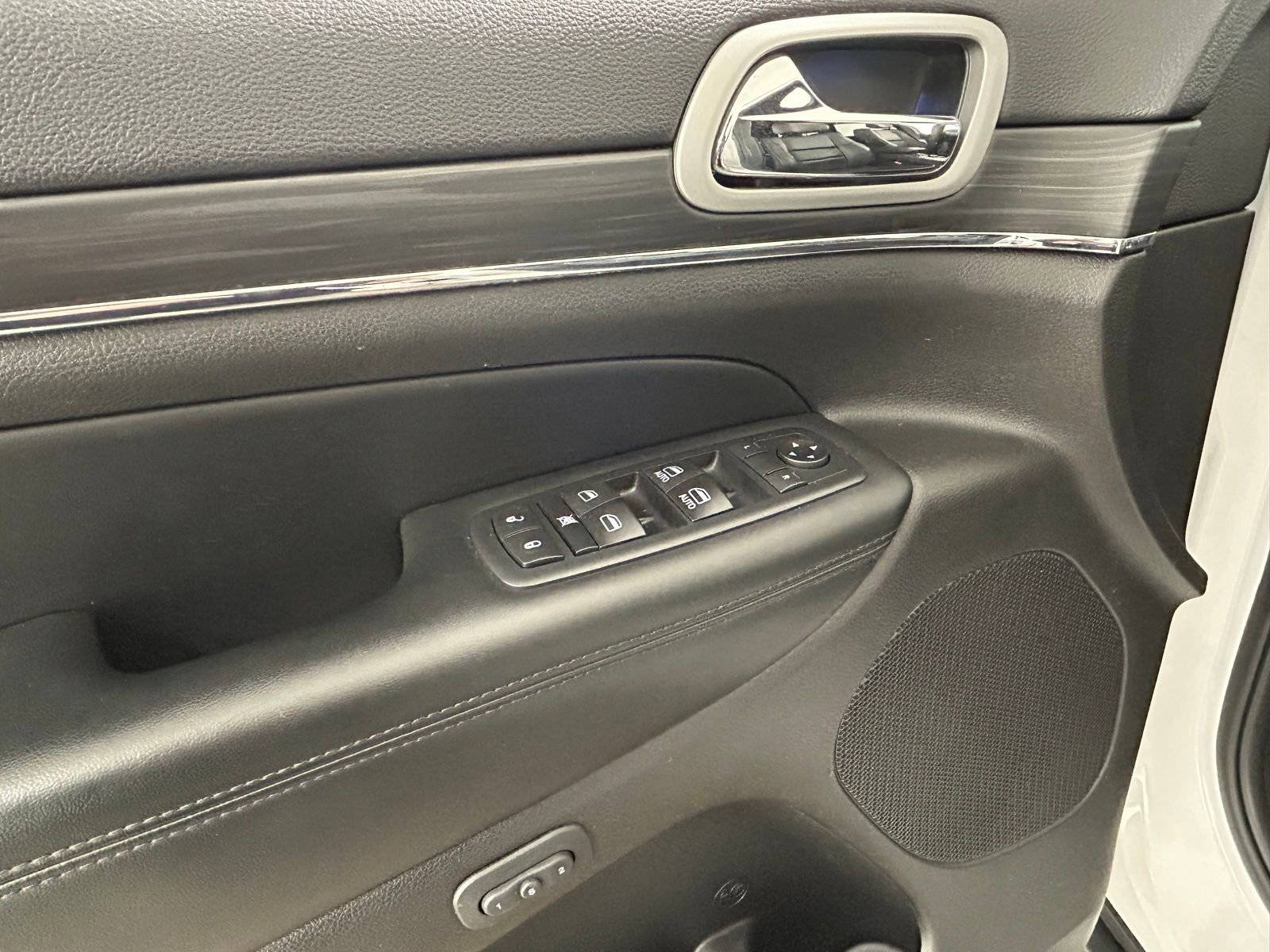 Used 2020 Jeep Grand Cherokee Limited w/ Luxury Group II image 26