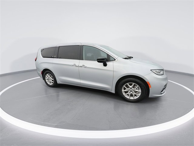 Used 2024 Chrysler Pacifica Touring-L video 2