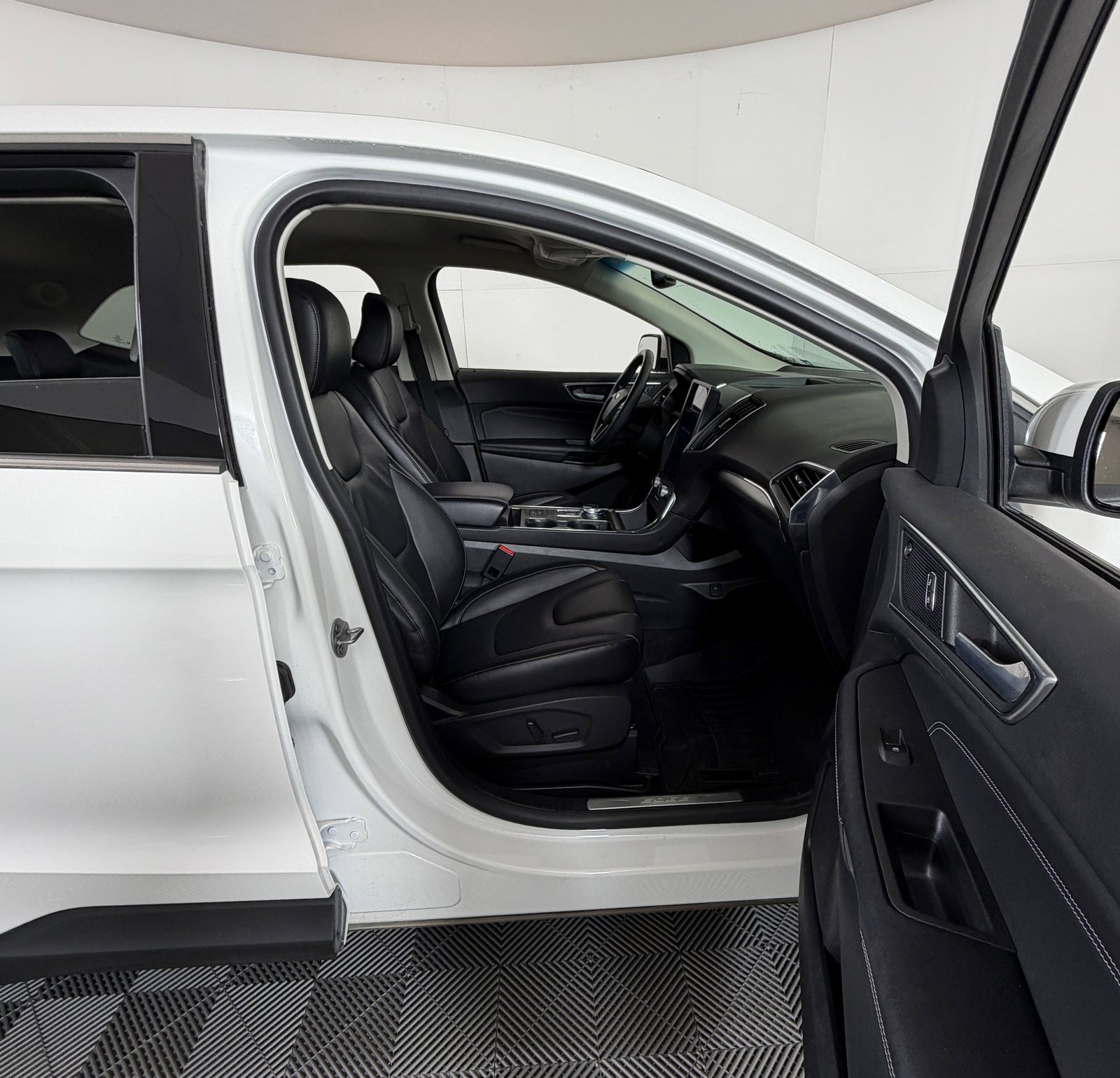 Used 2022 Ford Edge Titanium image 5