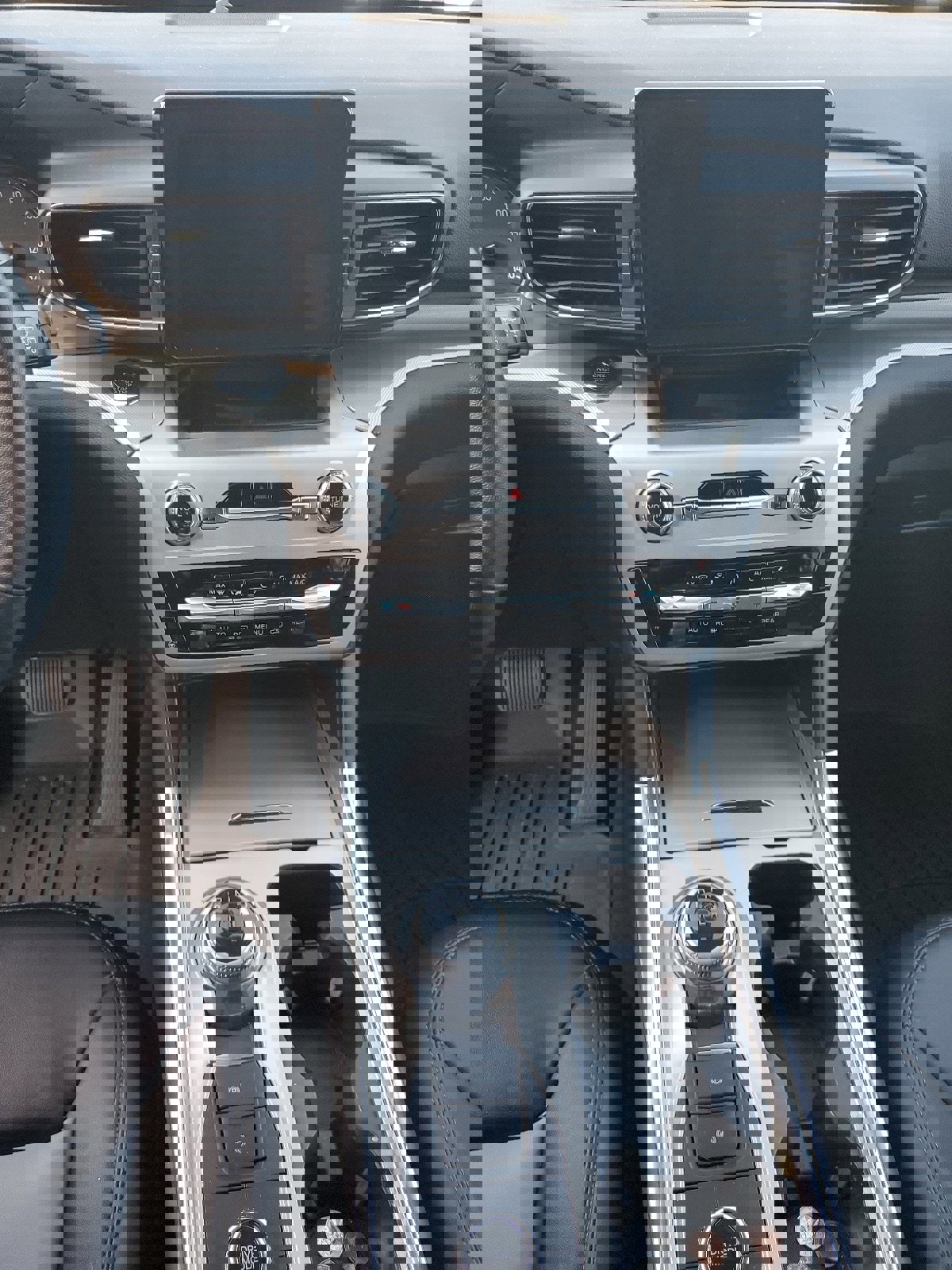 Used 2022 Ford Explorer XLT w/ Equipment Group 202A image 12