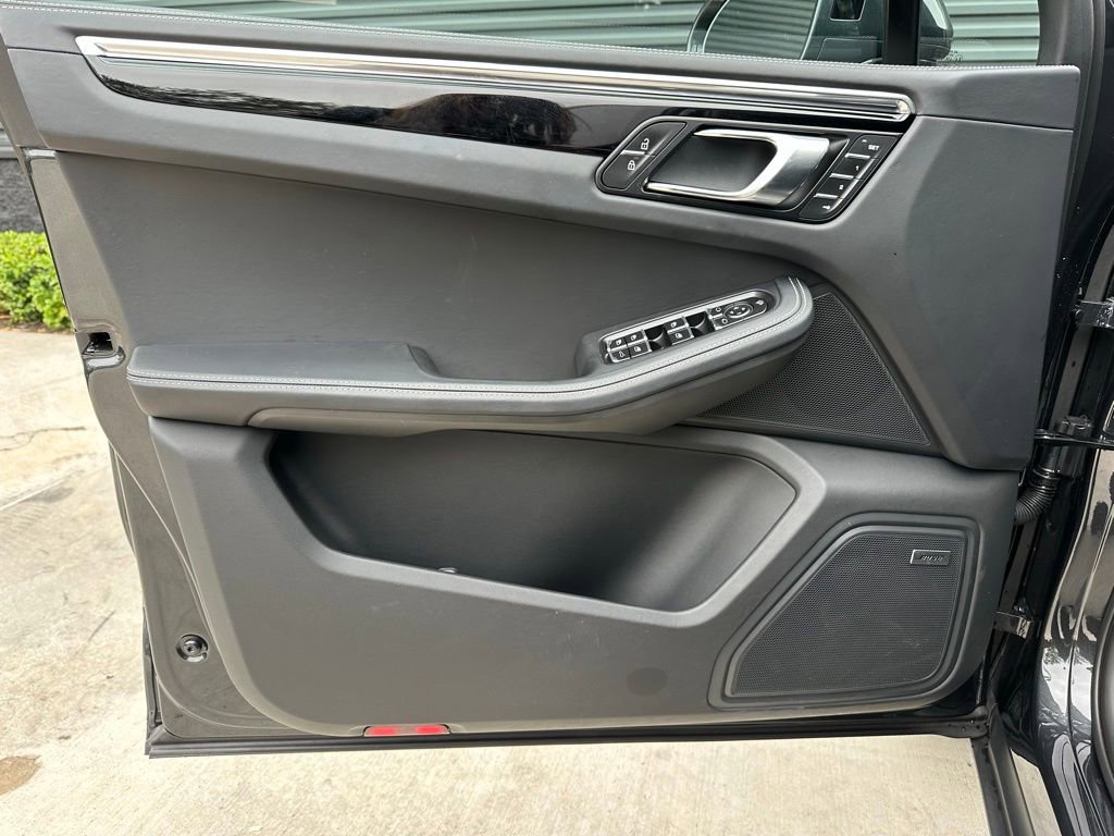 Certified 2025 Porsche Macan image 19