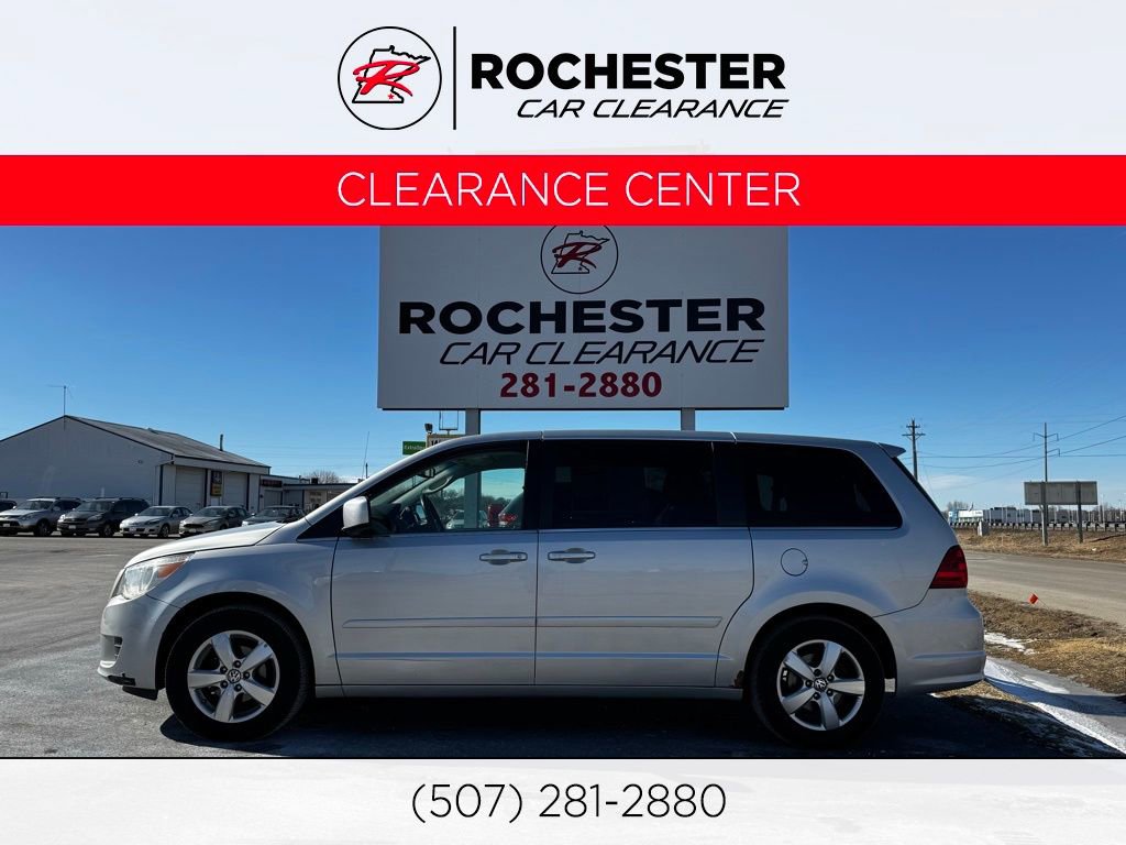 Used 2010 Volkswagen Routan SE image 1