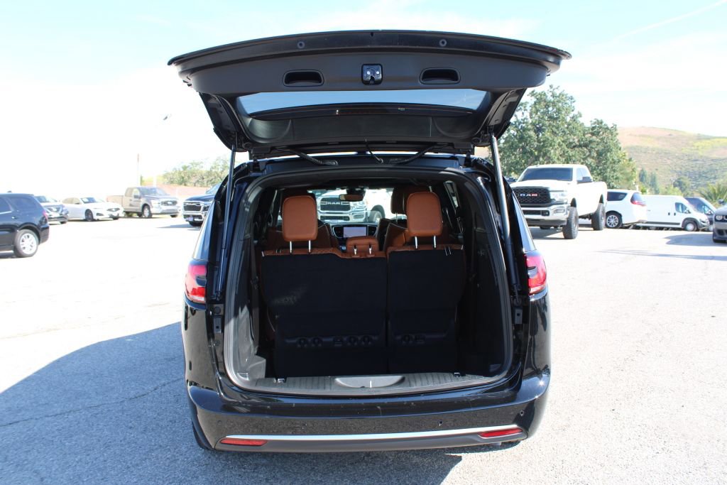 New 2026 Chrysler Pacifica Pinnacle image 12