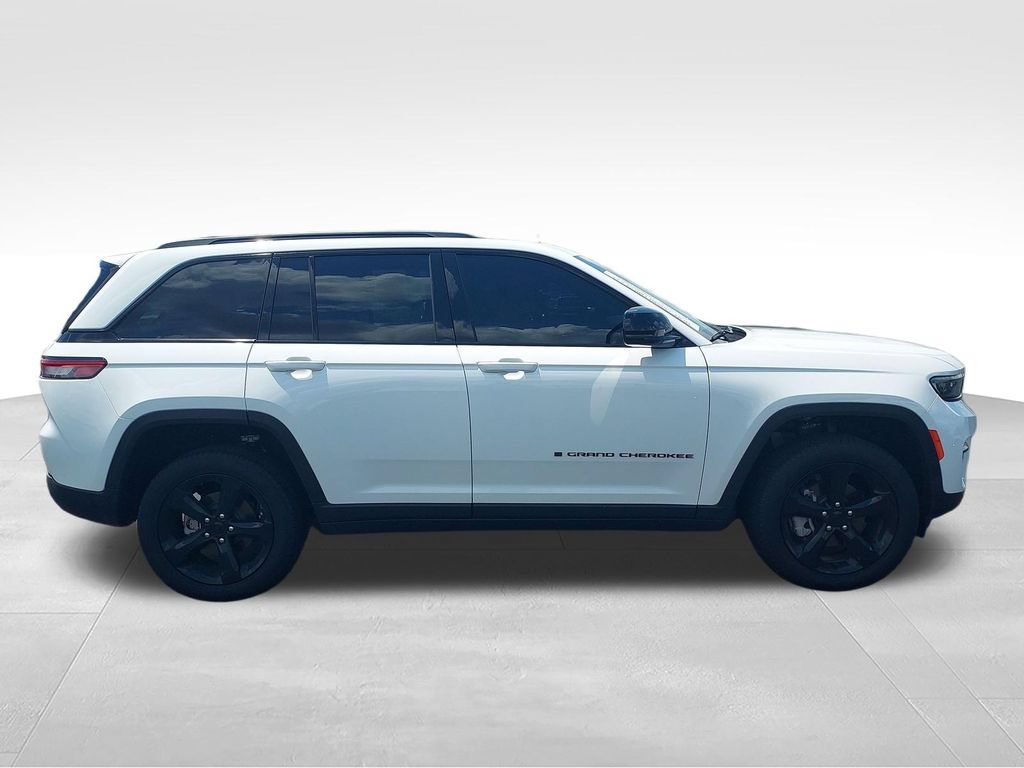 Used 2025 Jeep Grand Cherokee Limited w/ Black Appearance Package AWD/4WD image 8