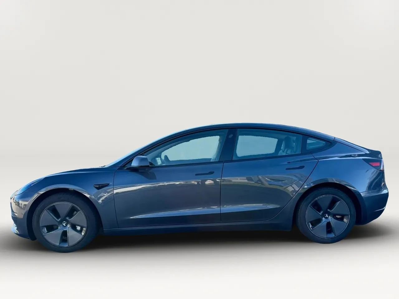 Used 2023 Tesla Model 3 Standard Range image 4