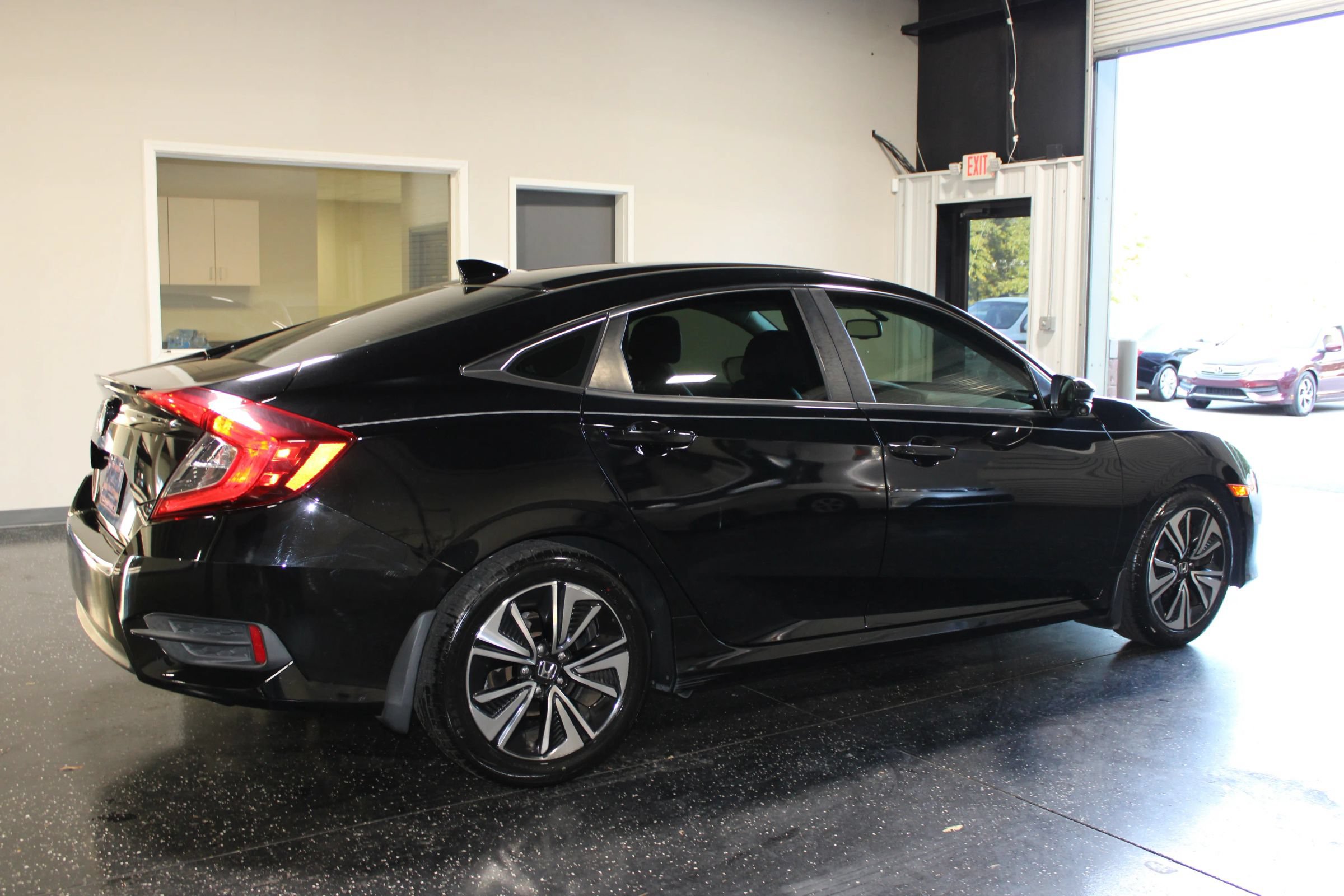 Used 2018 Honda Civic EX-L image 3