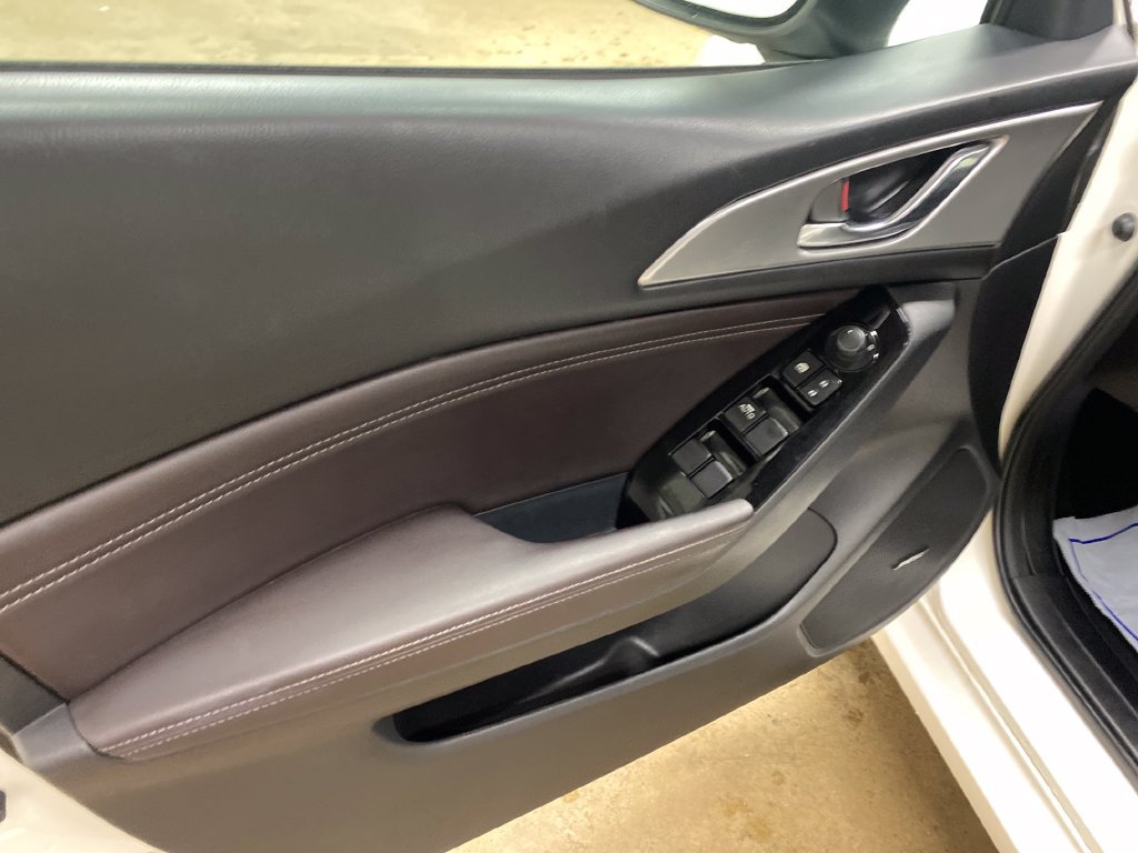 Used 2018 MAZDA MAZDA3 Touring FWD image 10