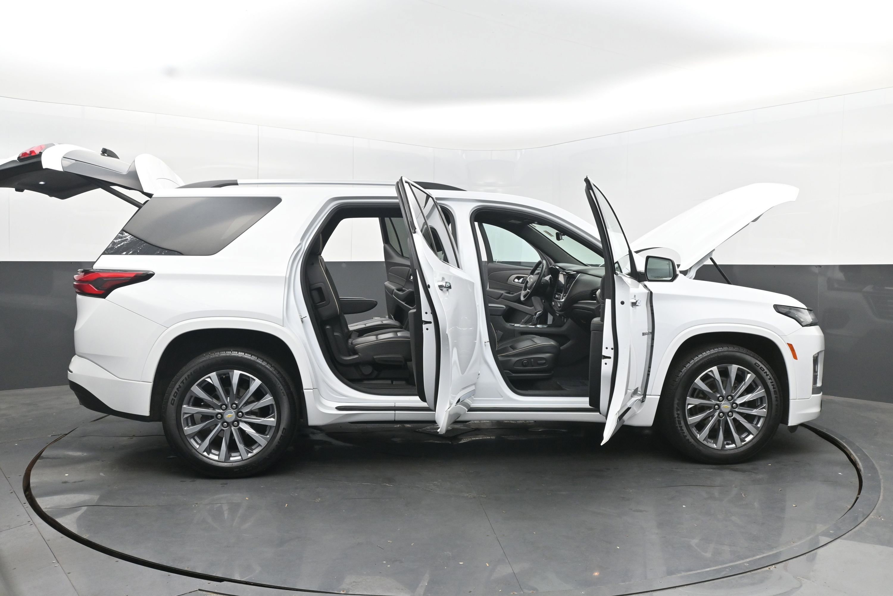 Used 2023 Chevrolet Traverse Premier image 46