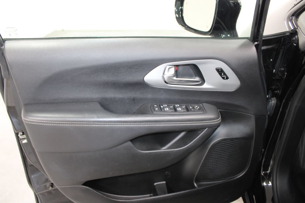 Used 2025 Chrysler Pacifica Limited FWD image 17