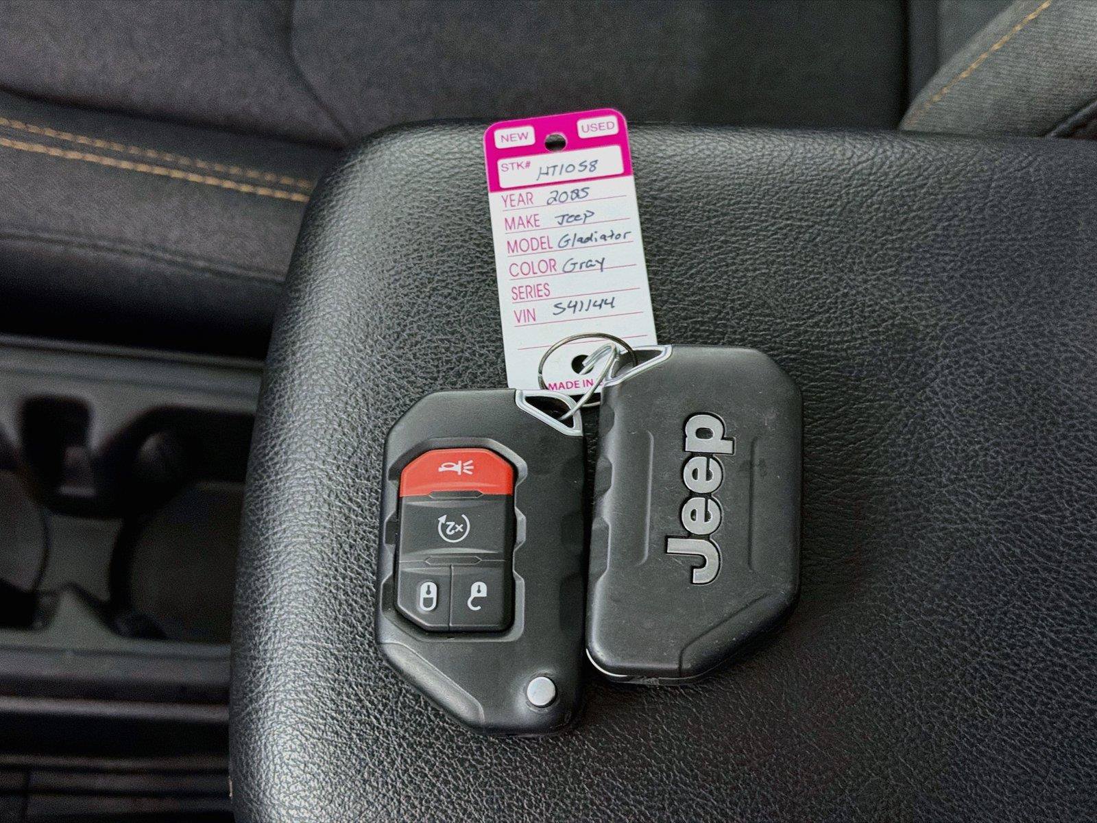 Used 2025 Jeep Gladiator Sport AWD/4WD image 4