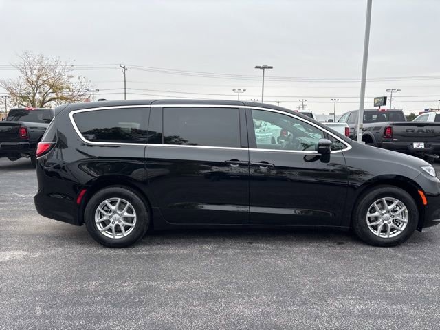 New 2026 Chrysler Pacifica Select image 6