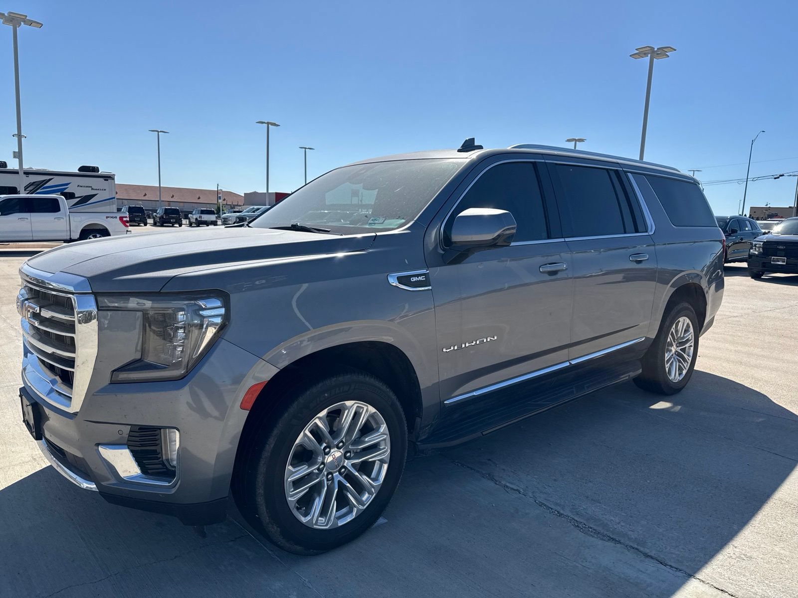 Used 2022 GMC Yukon XL SLT w/ SLT Luxury Package AWD/4WD image 7
