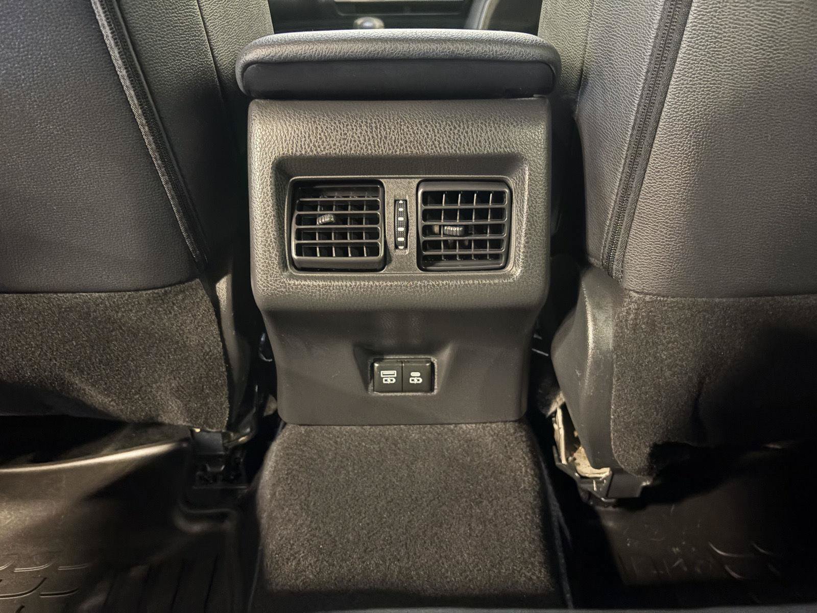 Used 2025 Toyota Camry SE FWD image 36