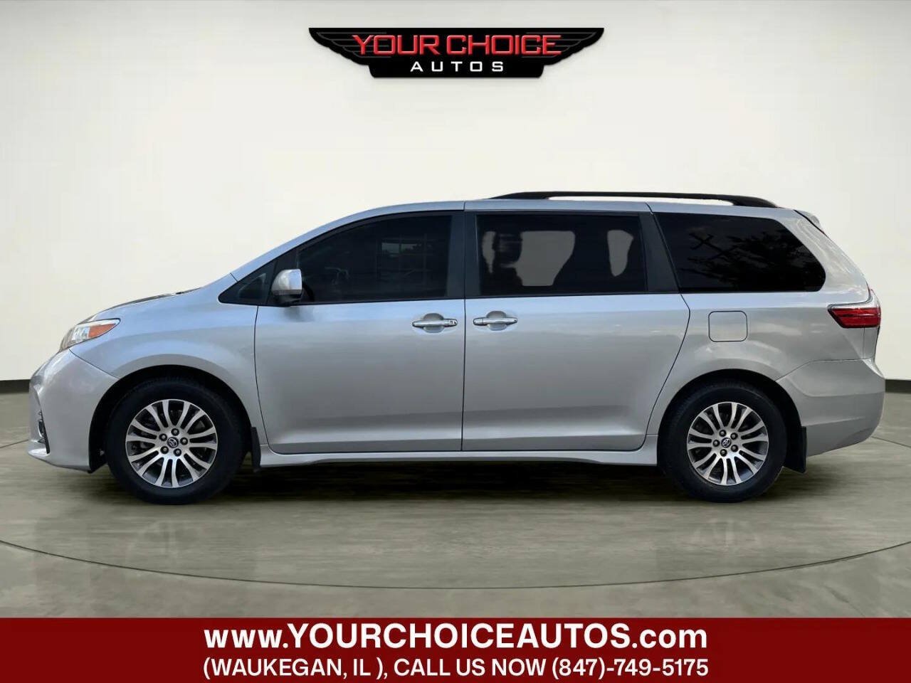 Used 2020 Toyota Sienna XLE w/ XLE Navigation Package FWD image 2