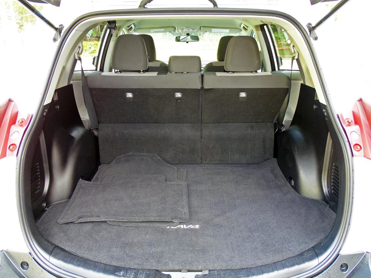 Used 2013 Toyota RAV4 LE image 14