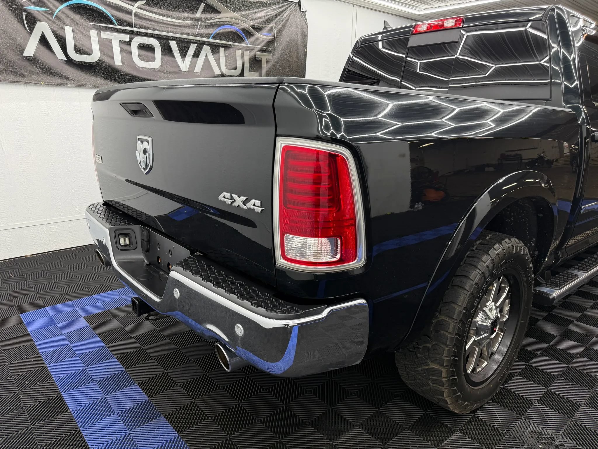 Used 2016 RAM 1500 Laramie w/ Convenience Group AWD/4WD image 3
